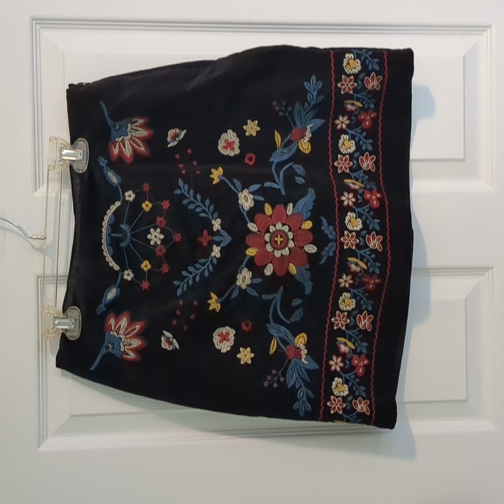 NWT Miami (Francesca'Embroidered Floral black skirt, Size Medium